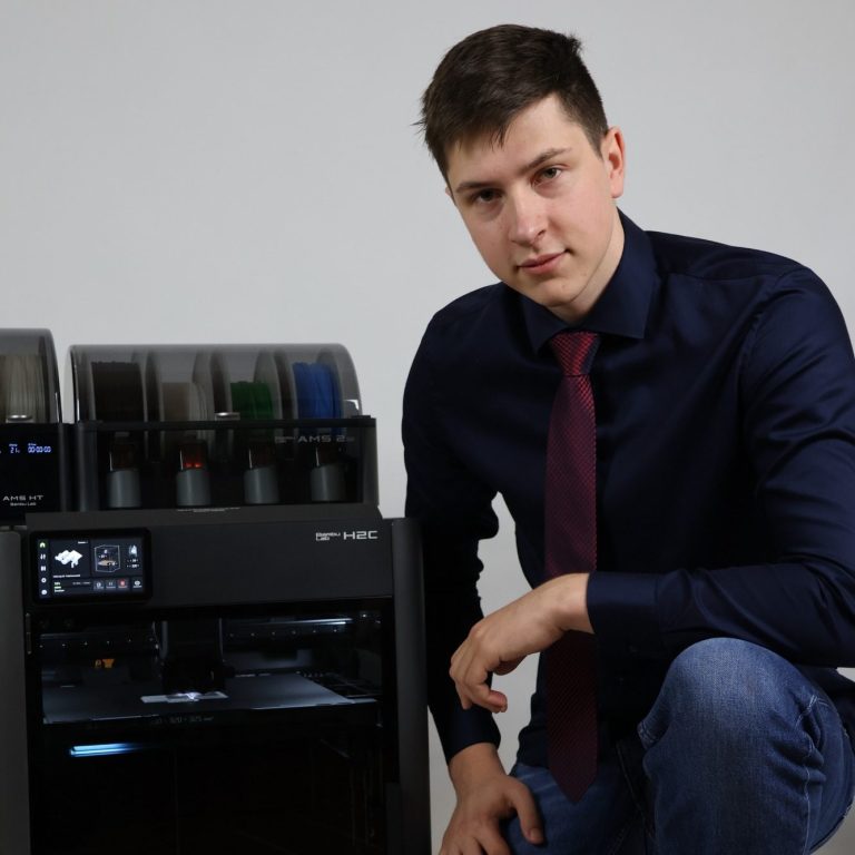 Der Berater Mann in Hemd und Krawatte neben einem modernen Drucker.